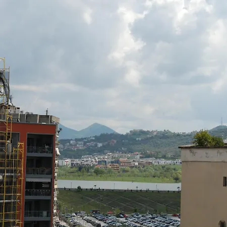 Lindi's 8/3 Apartman Tirana
