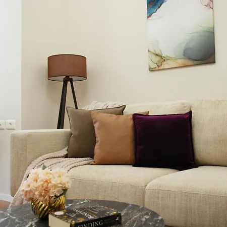 アパート Lindi's 8/3 ティラナ