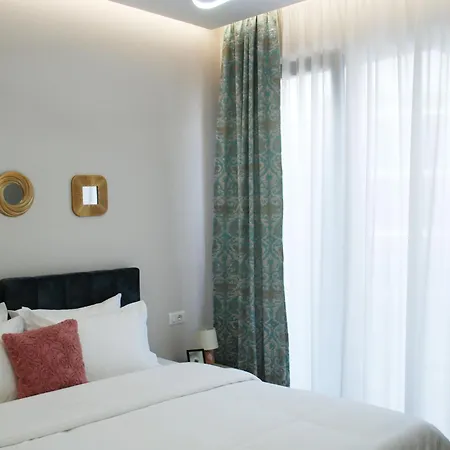 Lindi's 8/3 アパート ティラナ